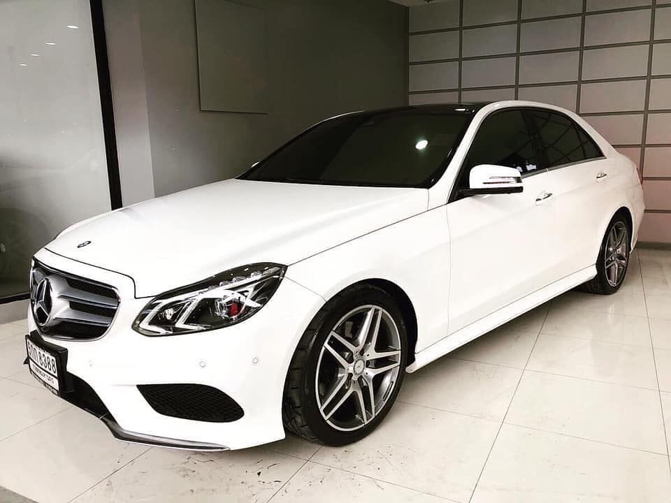 Белый Mercedes-Benz E-Class W212 (рестайлинг) припаркован у обочины